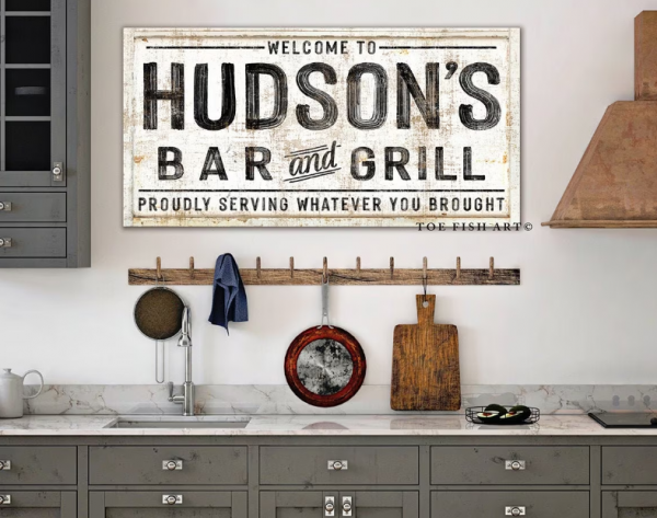 Dinding Dapur dengan Hiasan Tanda-Tanda Vintage